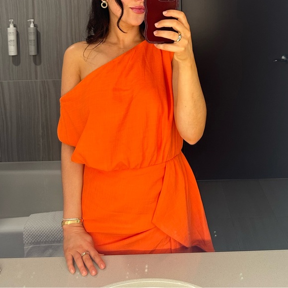 Drape one shoulder mini dress - Picture 2 of 3